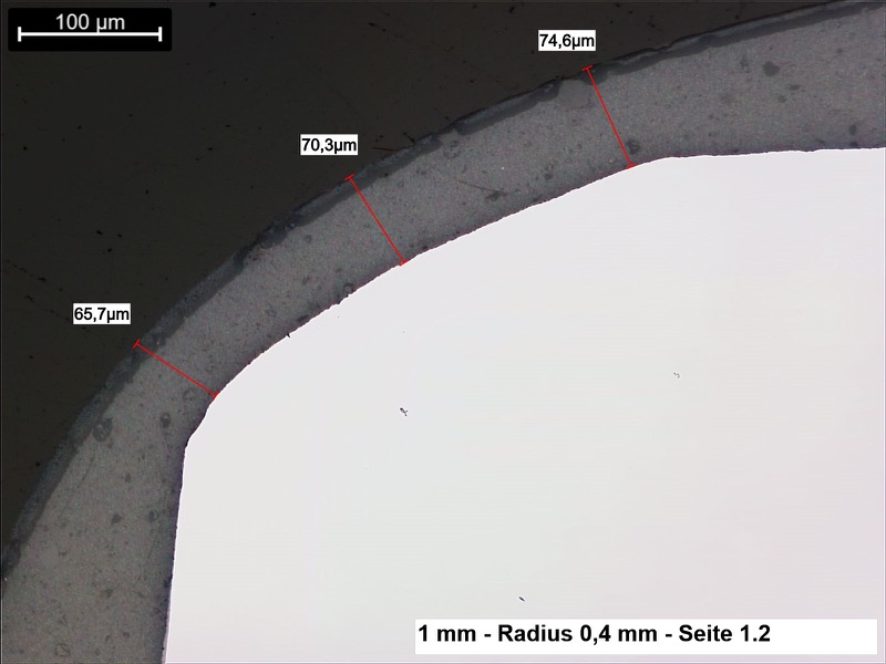 Laserteil mit 0,4 mm Verrundung. Schichtstärke auf der Kante bei 50% der auf der Fläche gemessenen Schichtstärke